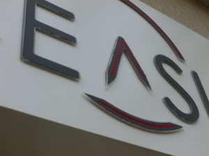 caseta-etalbond-litere aplicate