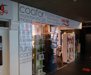 amenajare-beauty-salon-coafor-autocolant-litere-luminoase