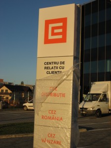 totem-luminos-din-bond-si-plexiglas-Cez-Romania    